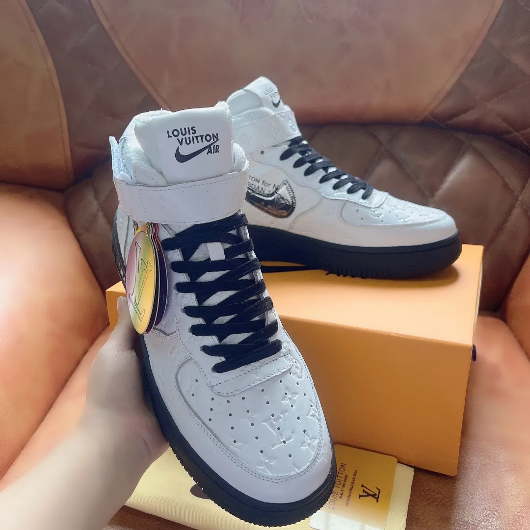 P500 Loui* Vuitto* x OFF-WHITE x Nike tripartite collaboration! Trendy and cool men's high-top casual sports shoes with unrivaled color matching. The design idea basically continues the style of THE TEN. The Swoosh line and tongue label have a very familiar visual effect and are both fashionable and trendy! A must-have for fashionistas! The effect on your feet is absolutely stunning! Size: 38-45